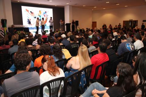 pessoas acompanhando o prêmio #paratodosverem