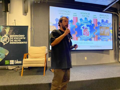 palestrante fala no palco #paratodosverem