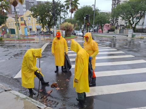 profissionais desobstruindo bueiro #paratodosverem 