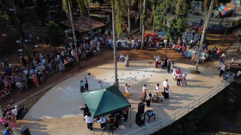 pessoas assistem a apresentação de dança #paratodosverem
