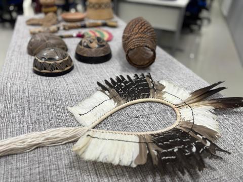 artigos índigenas expostos em mesa #paratodosverem