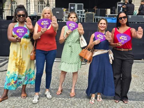 mulheres posam com leques #paratodosverem