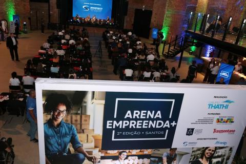 Pessoas no auditório acompanhando o evento #paratodosverem 