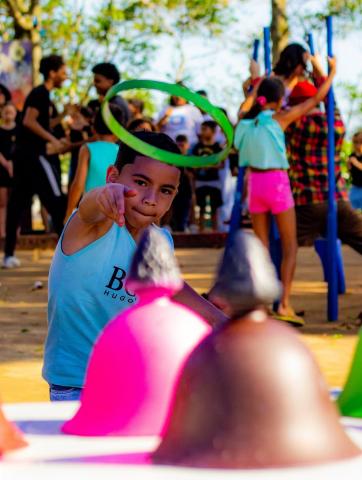 criança joga brinquedo #paratodosverem