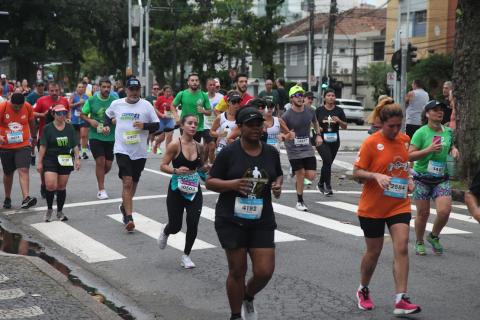 corredores em largada de prova #paratodosverem
