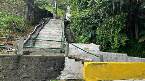 escadaria pronta em morro #paratodosverem 