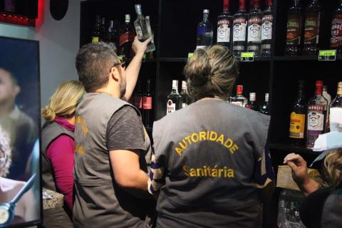 fiscais analisam garrafas #paratodosverem