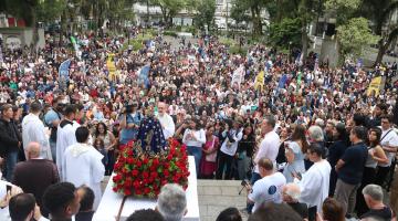 pessoas participando da missa na praça mauá #paratodosverem