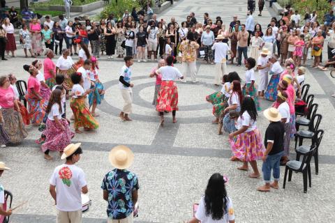 pessoas dançando na praça #paratodosverem