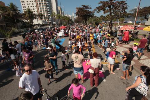 multidão aproveita manhã na avenida da praia #paratodosverem