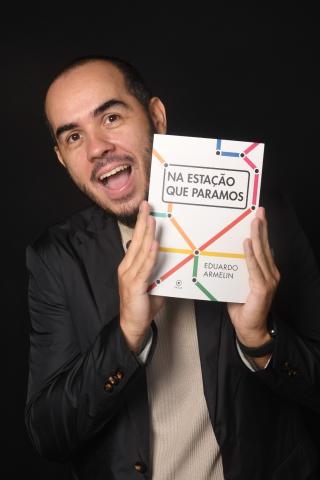 rapaz segura livro #paratodosverem