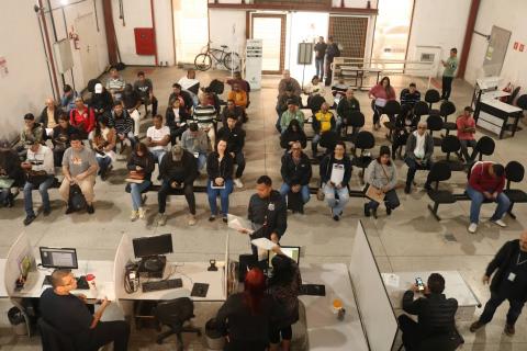 pessoas aguardando atendimento no resolve aqui #paratodosverem 