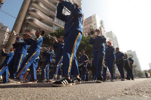 vista do chão, banda se apresenta #paratodosverem