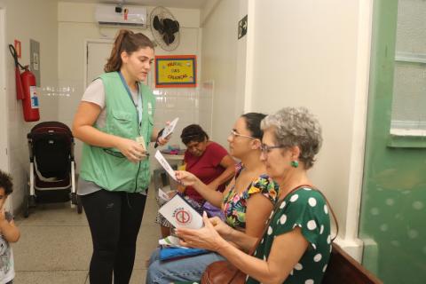 agente entrega panfleto a mulher #paratodosverem 