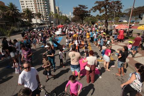 pessoas na avenida da praia interditada #paratodosverem 