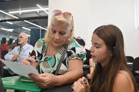 idosa é atendida por estudante #paratodosverem 
