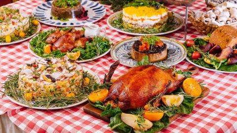 mesa de natal com pratos variados. #paratodosverem