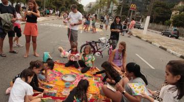 crianças brincando em rua  #paratodosverem