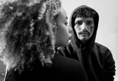 em quadro, rapaz olha moça #paratodosverem