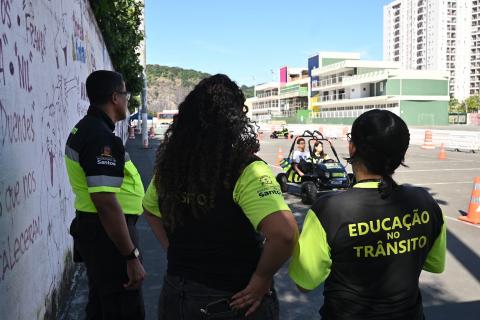agentes olham bugue no circuito #paratodosverem