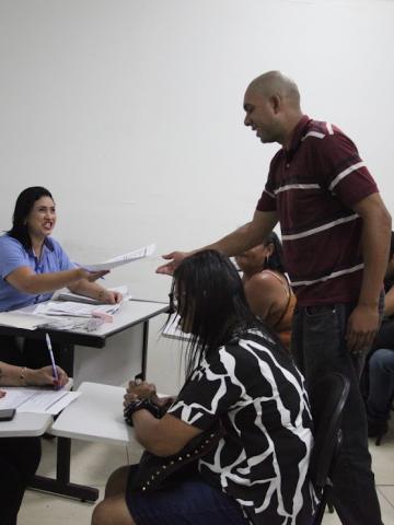 pessoas em sala participando do mutirão #paratodosverem
