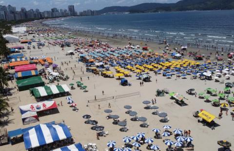 visão aérea da praia lotada #paratodosverem 