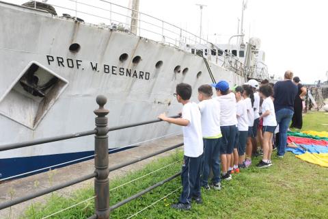 alunos olham navio #paratodosverem 