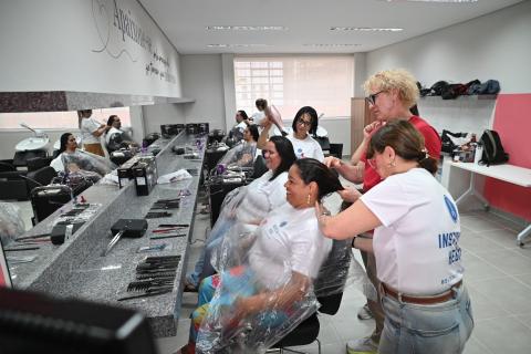 mulheres cortando o cabelo #paratodosverem