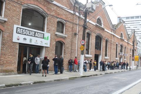 pessoas na frente do resolve aqui #paratodosverem