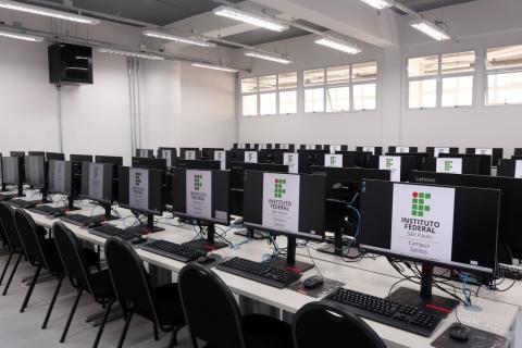 computadores prontos na sala #paratodosverem 