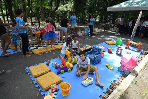 crianças brincando no chão #paratodosverem