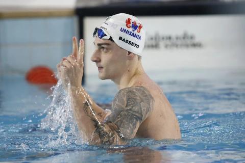 Nadador da Unisanta na piscina. #Paratodosverem