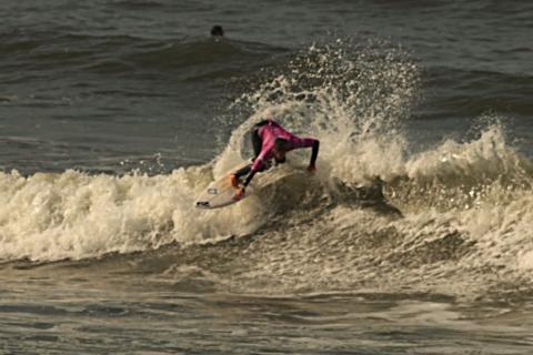 surfista faz manobra em onda #paratodosverem