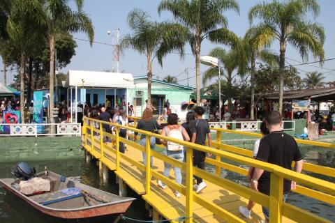 pessoas acessam a ilha por ponte. #paratodosverem