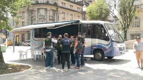 pessoas em frente a uma van #paratodosverem