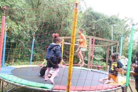 crianças brincando em cama elástica #paratodosverem 