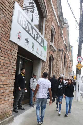 pessoas na frente do resolve aqui #paratodosverem