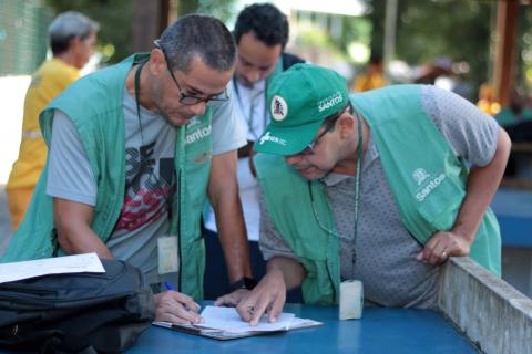 agentes olham papel em mesa #paratodosverem