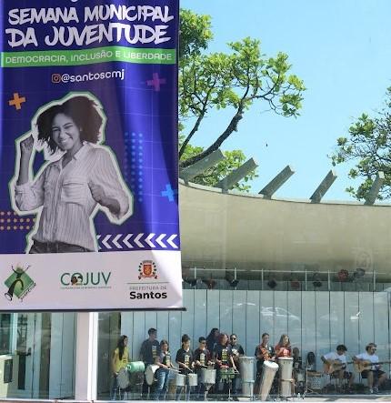 jovens tocando na concha acústica na semana da juventude #paratodosverem