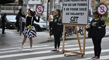 uma pessoa segura uma placa na rua #paratodosverem