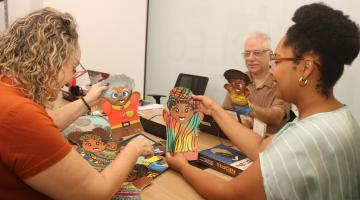 pessoas mexendo em livros #paratodosverem