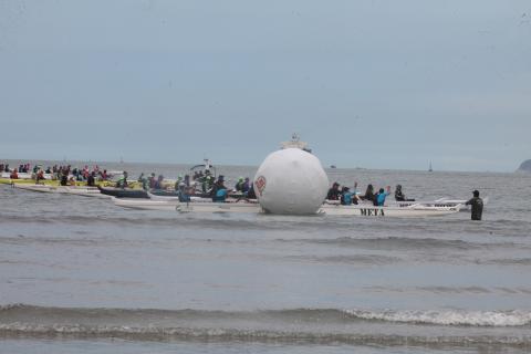canoa no mar com atletas. #paratodosverem