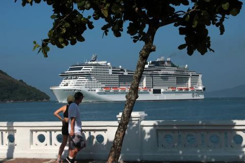 navio passando na frente de navio #paratodosverem 