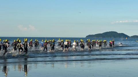 largada do triathlon em Santos. #Paratodosverem