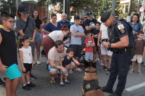 crianças brincando com cães da Guarda Municipal #paratodosverem