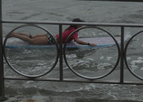 mulher surfando #paratodosverem 