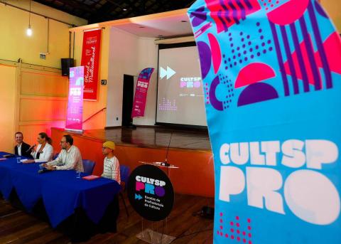 pessoas em uma mesa durante o evento #paratodosverem 