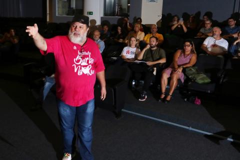 palestrante fala a pessoas sentadas #paratodosverem 