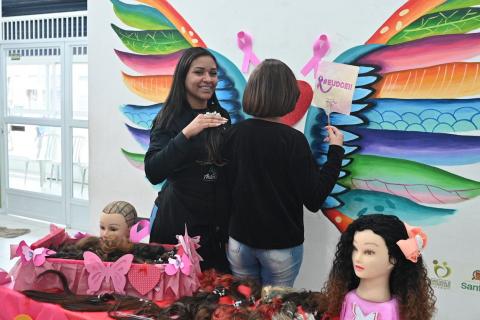 mulher mostra cabelo cortado #paratodosverem