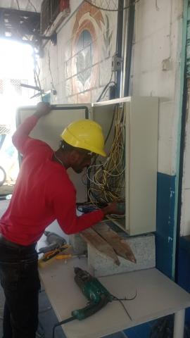 operário mexe em caixa de luz #paratodosverem